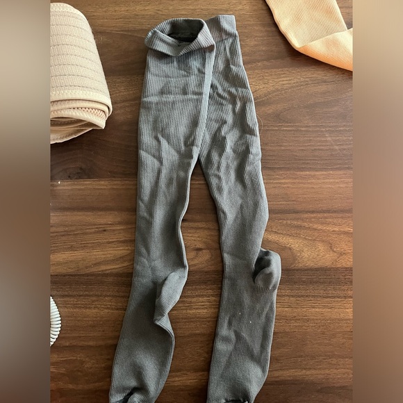 Maternity belly band and compression socks - Picture 2 of 3